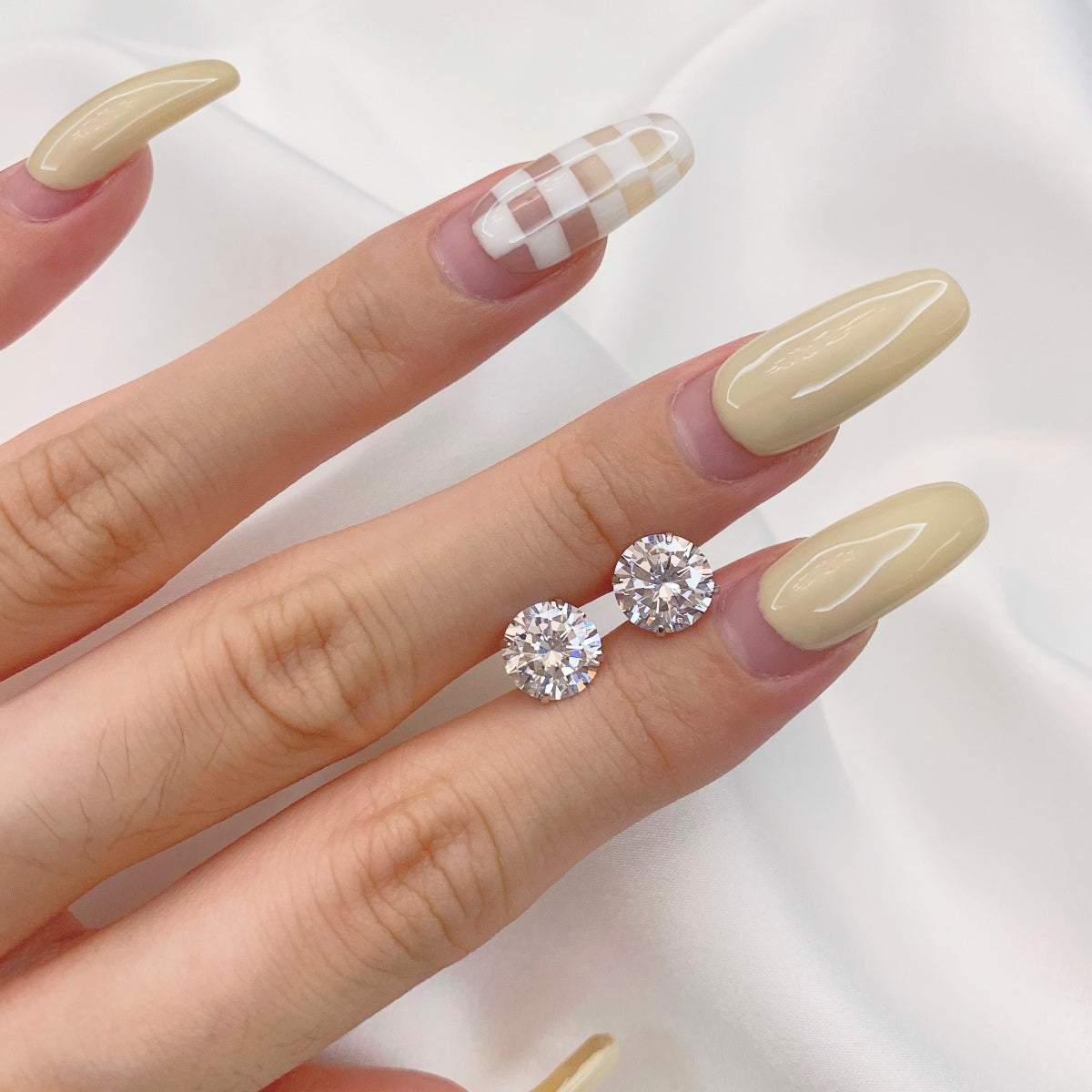 [Solara Jewelry]Stylish Shiny Round Center Stone Stud Earrings