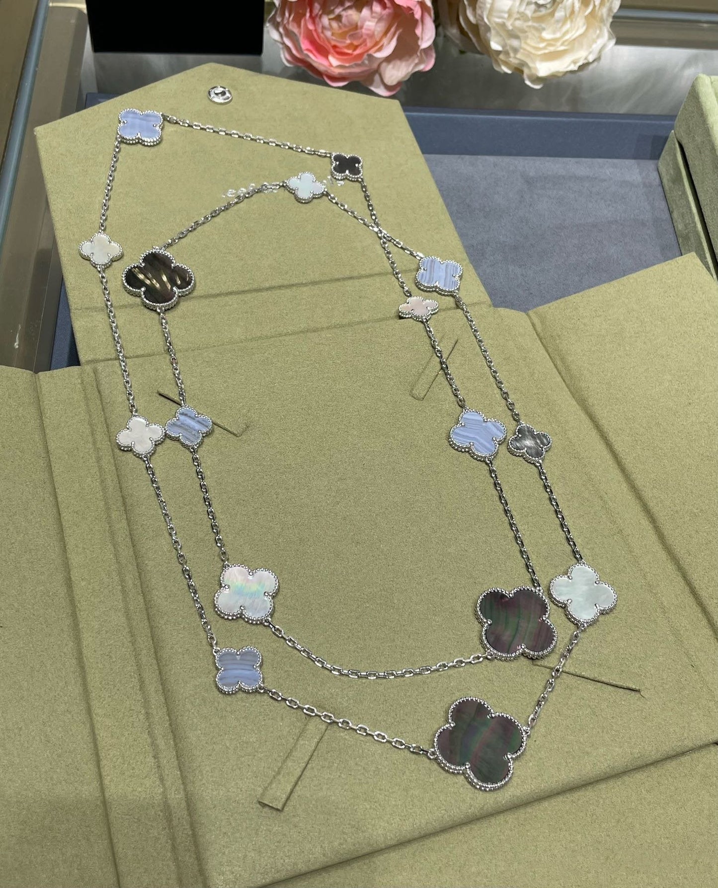 [Solara Jewelry]CLOVER 16 MOTIF CHALCEDONY MOP SILVER NECKLACE