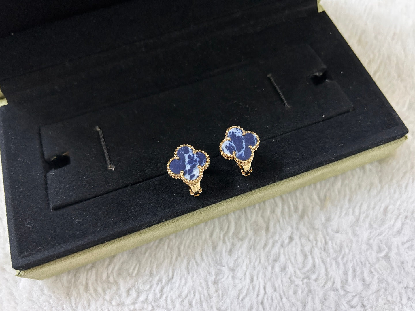 [Solara Jewelry]CLOVER PIETERSITE MEDIUM STUD EARRINGS