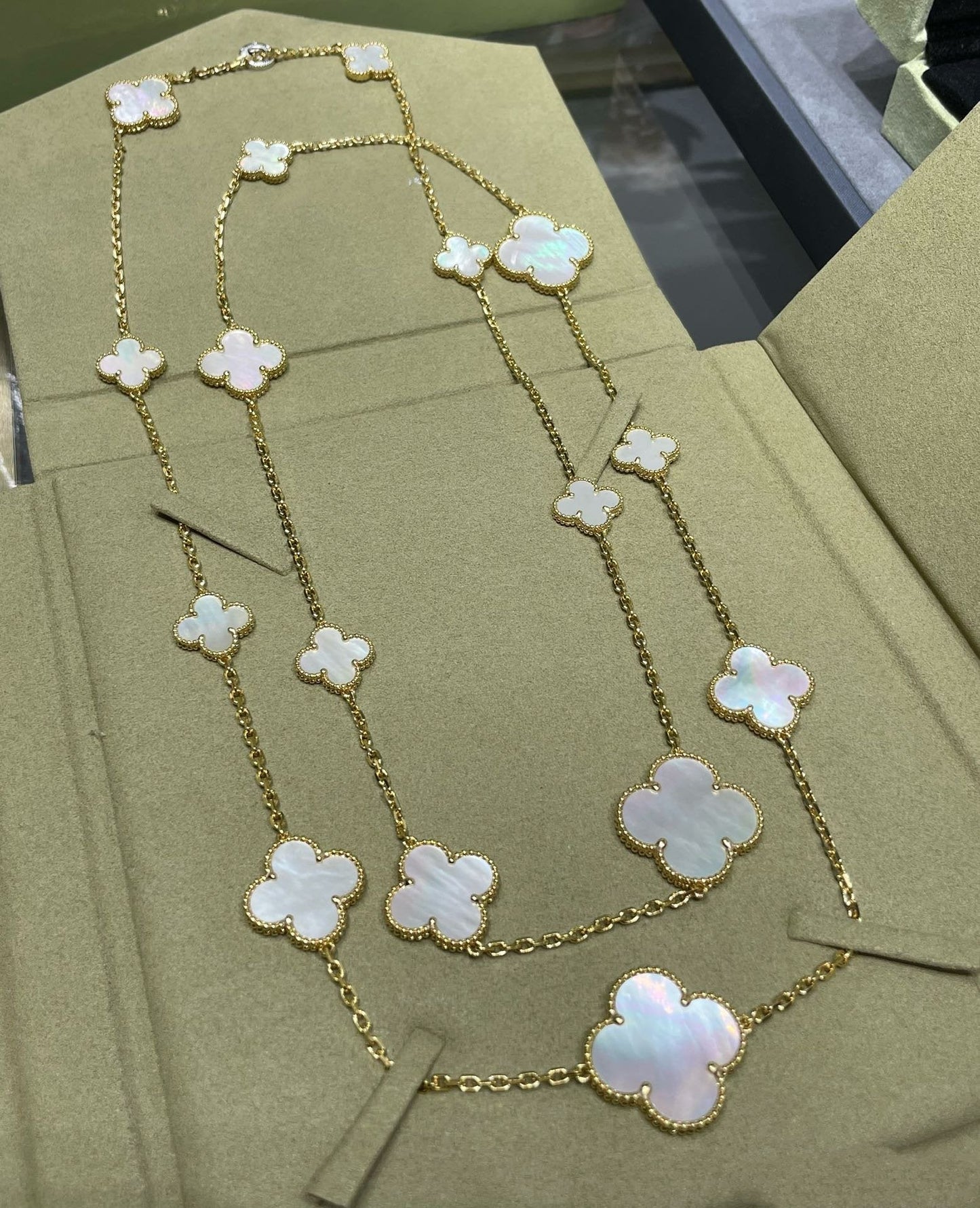 [Solara Jewelry]CLOVER 16 MOTIF WHITE MOP GOLD NECKLACE