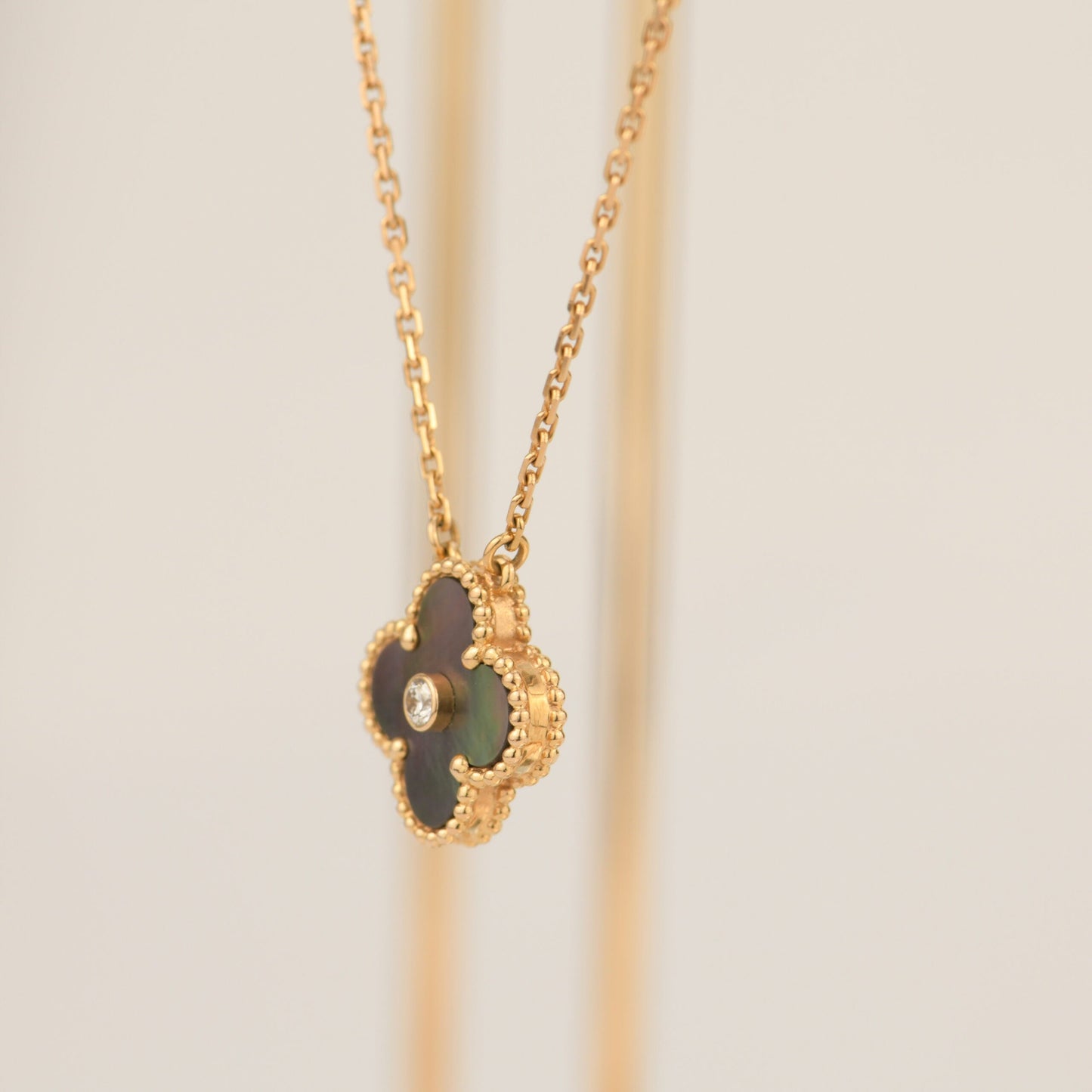 [Solara Jewelry]CLOVER 15MM DIAMOND AND MOTHER-OF-GREY NECKLACE
