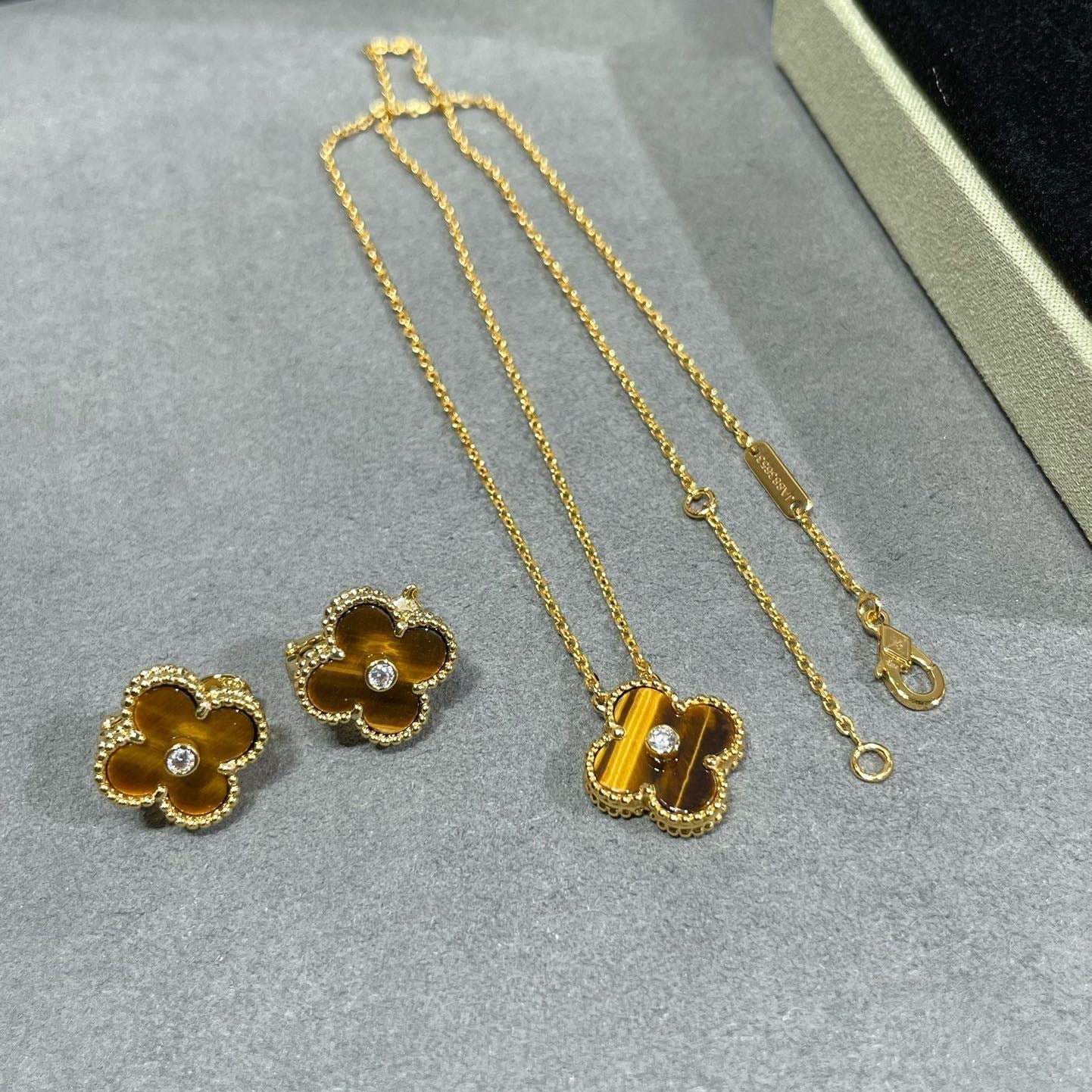 [Solara Jewelry]CLOVER 15MM DIAMOND AND YELLOW TIGER'S EYE AGATE necklace
