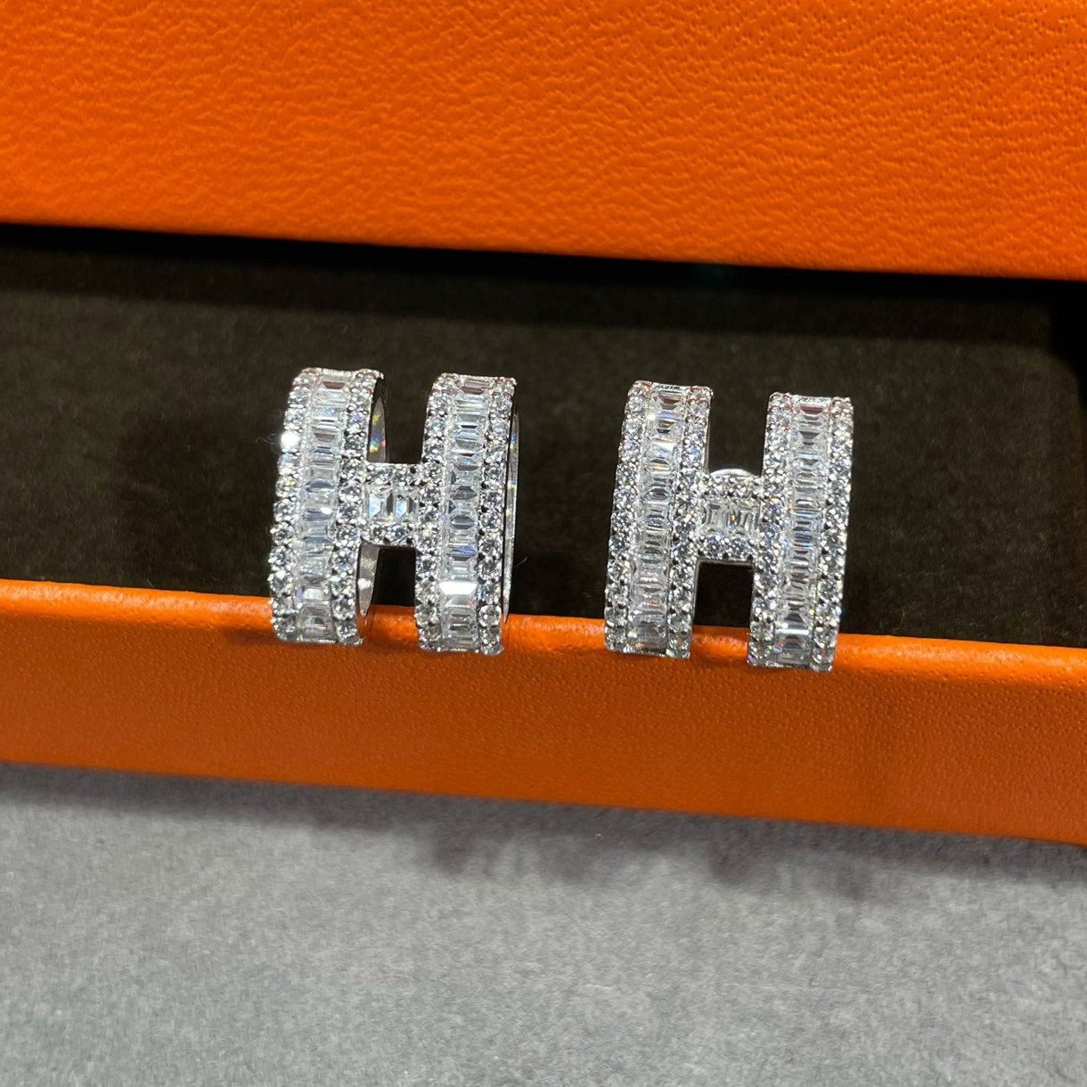 [Solara Jewelry]H STUD EARRINGS WITH SILVER DIAMONDS