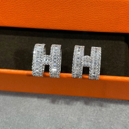 [Solara Jewelry]H STUD EARRINGS WITH SILVER DIAMONDS