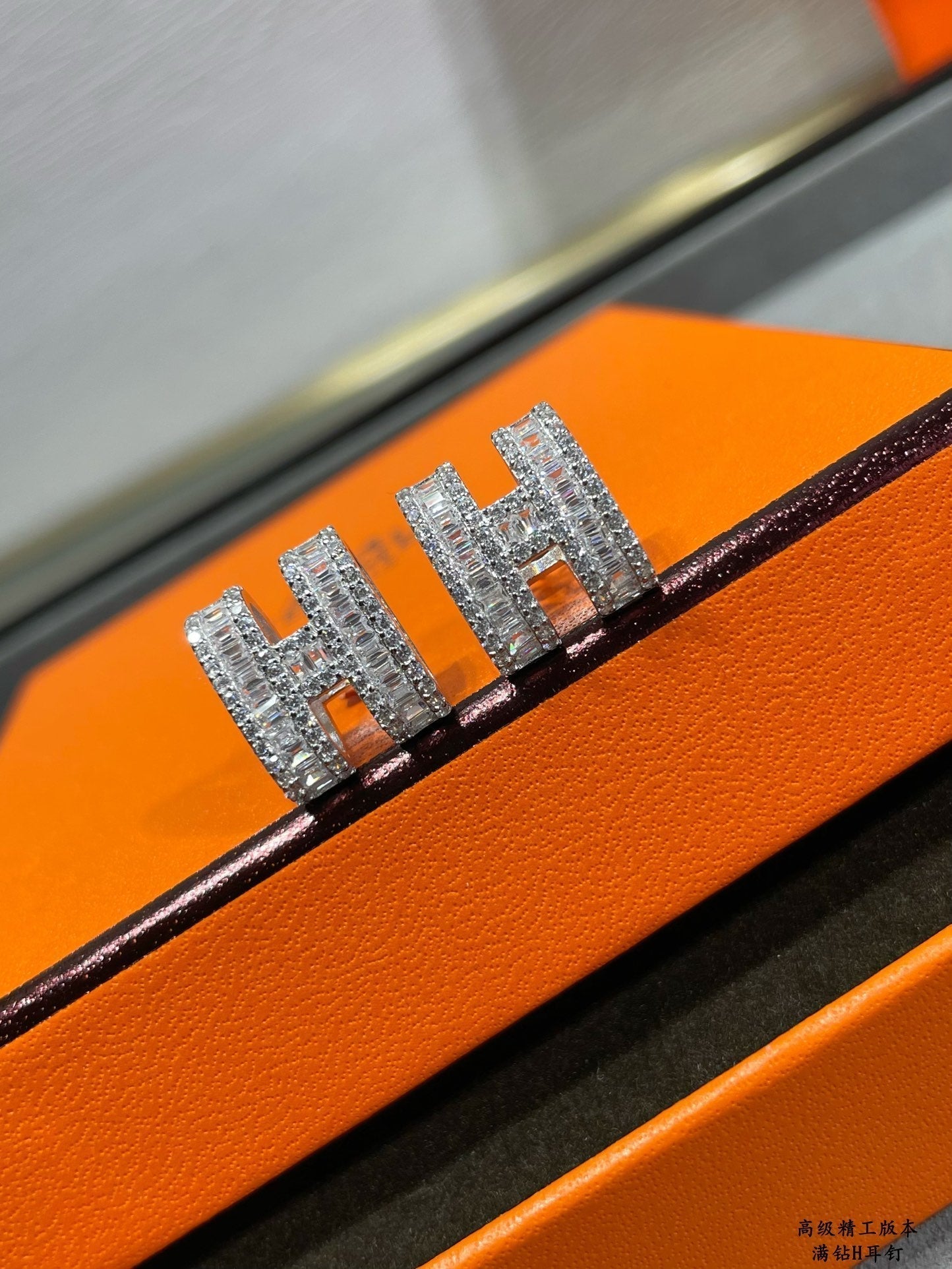 [Solara Jewelry]H STUD EARRINGS WITH SILVER DIAMONDS