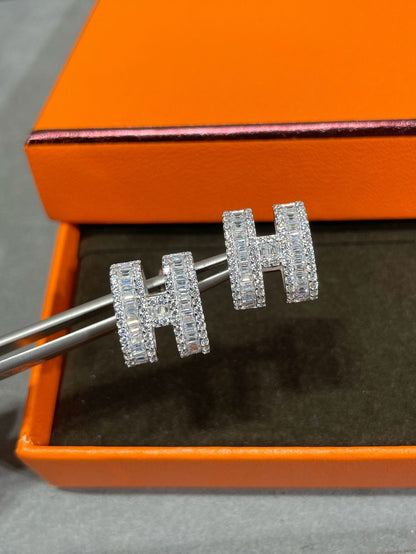 [Solara Jewelry]H STUD EARRINGS WITH SILVER DIAMONDS