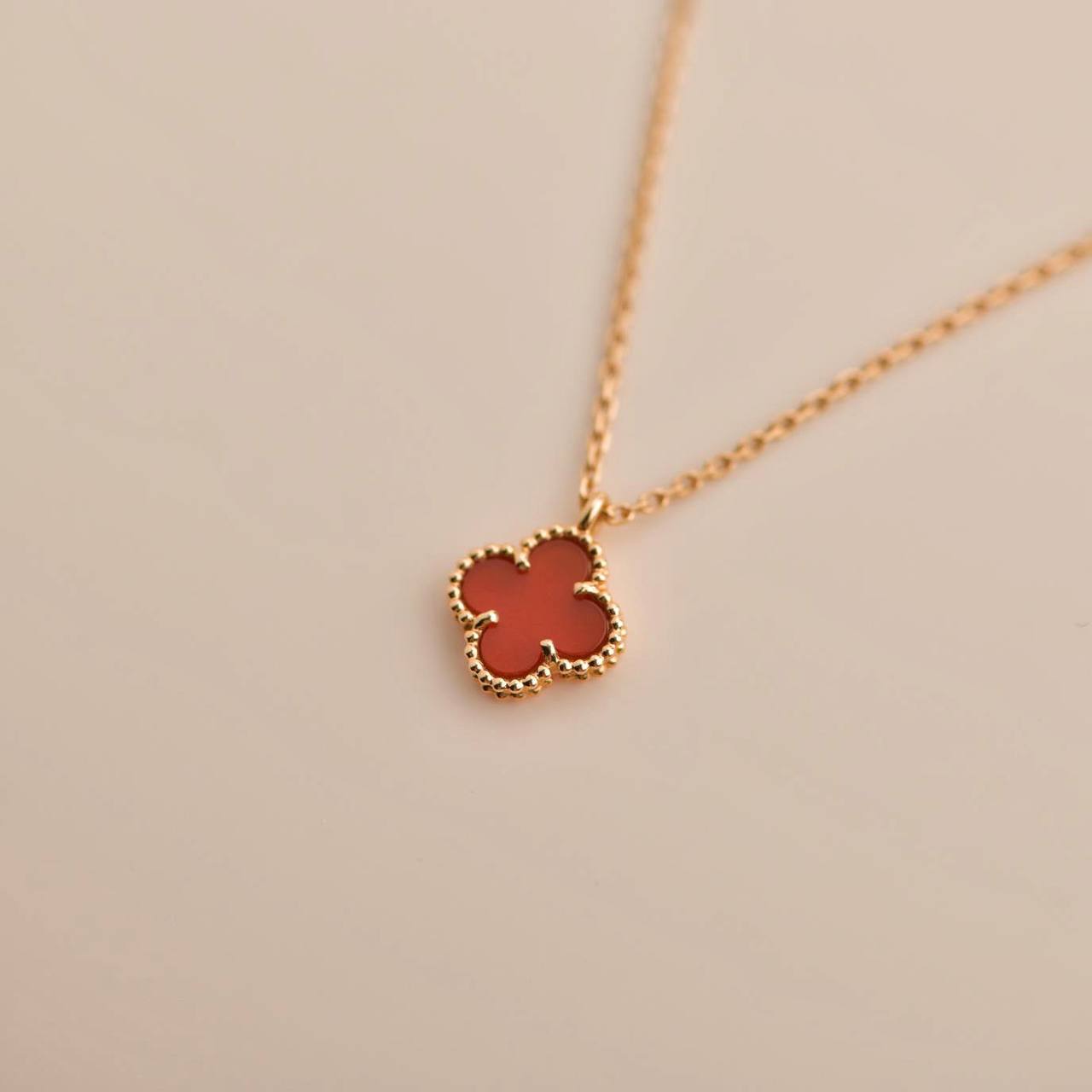 [Solara Jewelry]CLOVER MINI 9.5MM WHITE CARNELIANS NECKLACE