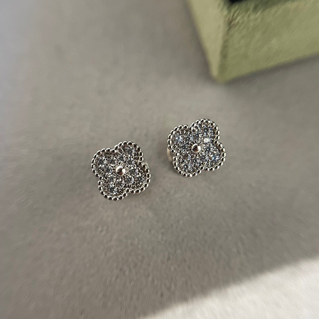[Solara Jewelry]CLOVER MINI DIAMOND STUD EARRINGS